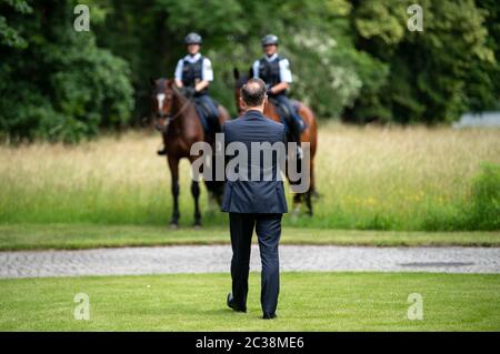 Berlin, Allemagne. 19 juin 2020. Heiko Maas (SPD), ministre des Affaires étrangères, attend devant Villa Borsig l'arrivée du ministre français des Affaires étrangères le Drian. Selon le Bureau fédéral des affaires étrangères, la réunion servira à échanger des vues sur les questions bilatérales, européennes et autres questions internationales actuelles. Credit: Bernd von Jutrczenka/dpa Pool/dpa/Alay Live News Banque D'Images