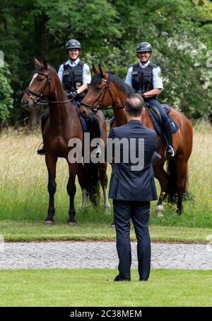 Berlin, Allemagne. 19 juin 2020. Heiko Maas (SPD), ministre des Affaires étrangères, attend devant Villa Borsig l'arrivée du ministre français des Affaires étrangères le Drian. Selon le Bureau fédéral des affaires étrangères, la réunion servira à échanger des vues sur les questions bilatérales, européennes et autres questions internationales actuelles. Credit: Bernd von Jutrczenka/dpa Pool/dpa/Alay Live News Banque D'Images