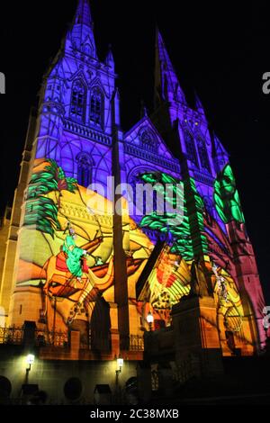 Du 12 au 25 décembre, un spectacle de lumière de Noël sera projeté sur la cathédrale Sainte-Marie de Sydney. Banque D'Images