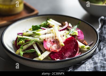 Chou-rave, betteraves et radis salade,amande avec vinaigrette aux graines de pavot Banque D'Images