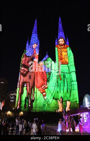 Du 12 au 25 décembre, un spectacle de lumière de Noël sera projeté sur la cathédrale Sainte-Marie de Sydney. Banque D'Images