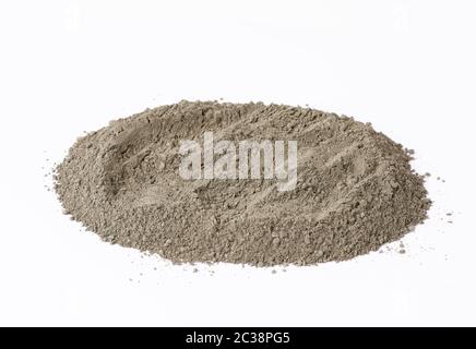 Pile d'argile fine de Crimée à sec gris sur fond blanc, le traitement pour le visage et le corps Banque D'Images