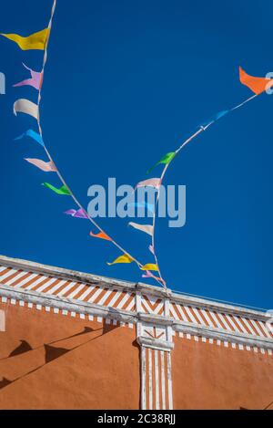 Guirlande avec drapeaux triangulaires, Valladolid, Mexique Banque D'Images