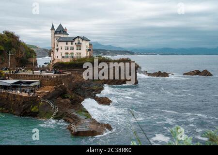 Biarritz, France, Golfe de Gascogne, la Côte Basque rocheuse de l'océan Atlantique dans la lumière de soleil spectaculaire Banque D'Images