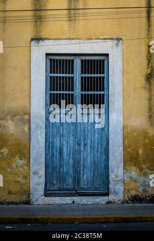 Porte en bois bleu sur une façade jaune, Merida, Mexique Banque D'Images