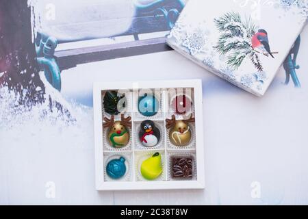 Assortiment de chocolats exquis multi-couleurs, blanc, noir et le chocolat au lait Banque D'Images