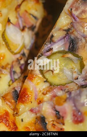 Gros plan des tranches de pizza. Un plat traditionnel de cuisine italienne Banque D'Images