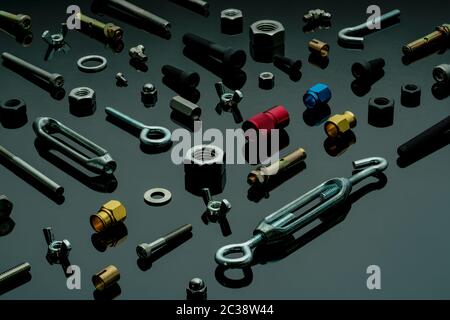 Metal vis, écrous et rondelles. Matériel de fixation. Les outils matériels. Différents types d'écrous, vis et vis sur le tableau de l'atelier. Outils de mécanicien. Banque D'Images