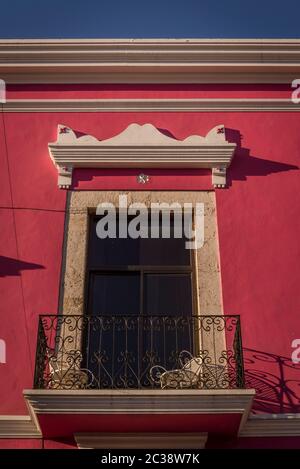 Balcon avec clôture en fer de mer ornementale de la belle maison de l'époque coloniale, Merida, Mexique Banque D'Images