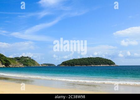 Vue sur plage de Naiharn Phuket en Thaïlande ,. Banque D'Images