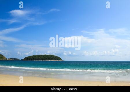 Vue sur plage de Naiharn Phuket en Thaïlande ,. Banque D'Images