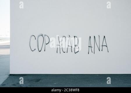 COP acab ana Graffitti lettrage sur un mur urbain. Signification est- tous les flics sont des bastards. Violation pénale et concept de révolution. Banque D'Images