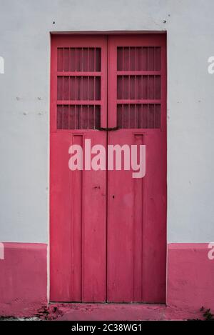 Porte en bois rose dans un quartier résidentiel, Merida, Mexique Banque D'Images