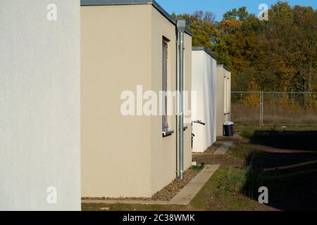 Hébergement d'urgence pour les réfugiés au bord de la ville de Magdeburg en Allemagne Banque D'Images