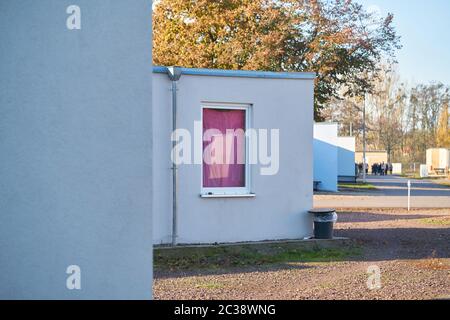 Hébergement d'urgence pour les réfugiés au bord de la ville de Magdeburg en Allemagne Banque D'Images