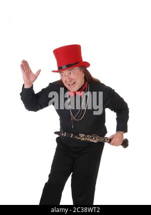 Un homme autochtone dans une chemise noire et pantalon et red hat danse avec sa clarinette dans sa main, isolée pour fond blanc Banque D'Images