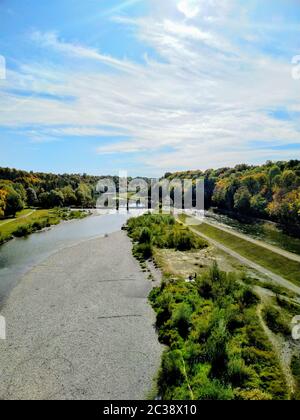 Une journée ensoleillée d'automne à l'Isar à Munich Banque D'Images