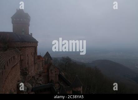 Vue sur la tour du château appelé Haut-Koenigsburg en france en hiver Banque D'Images