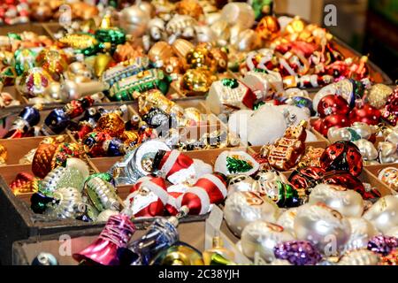 Beaucoup de cloches et d'autres décorations d'arbre de Noël triés dans des boîtes Banque D'Images