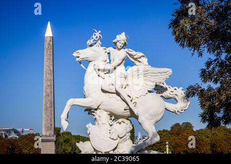 Le Mercure chevauchant Pégase statue et obélisque de Louxor en place de la Concorde, Paris, France Banque D'Images