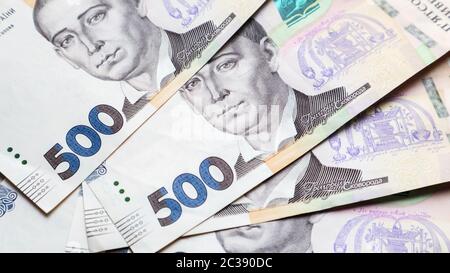 Ukrainian hryvnia, beaucoup de nouveaux billets en coupures de 500 hryvnias magnifiquement disposés sur la table. Contexte financier, argent Banque D'Images