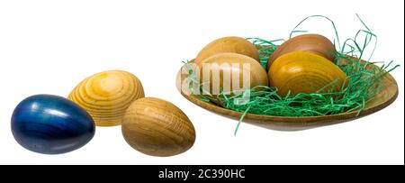 En bois tourné à la main les oeufs dans un petit bol en bois isolé sur blanc Banque D'Images