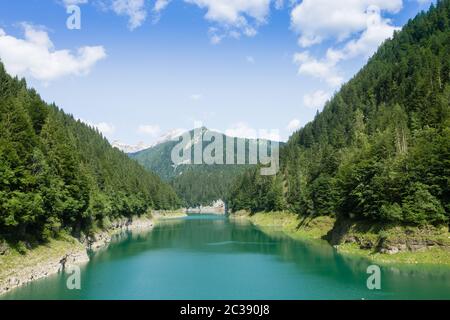 Val Noana lac artificiel, Mezzano, Italie. Paysage de montagne. Lac de l'eau verte Banque D'Images