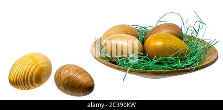 En bois tourné à la main les oeufs dans un petit bol en bois isolé sur blanc Banque D'Images