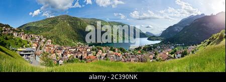 Le village et le lac de Molveno dans les Dolomites de Brenta. Province de Trento, Trentin-Haut-Adige, Italie, Europe. Banque D'Images