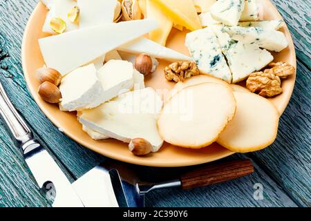 Fromage délicieux sur la table en bois.Différents types de fromages Banque D'Images