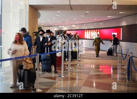 Tel Aviv. 18 juin 2020. Les passagers portant un masque arrivent des États-Unis à l'aéroport international Ben Gurion, près de la ville israélienne centrale de tel Aviv, dans le contexte de la pandémie COVID-19, le 18 juin 2020. Crédit: Gil Cohen Magen/Xinhua/Alay Live News Banque D'Images