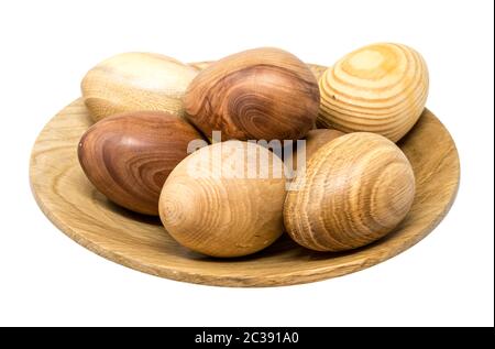 En bois tourné à la main les oeufs dans un petit bol en bois isolé sur blanc Banque D'Images