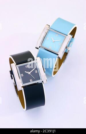 montres-bracelets tendance noir et bleu pour femmes sur fond blanc Banque D'Images