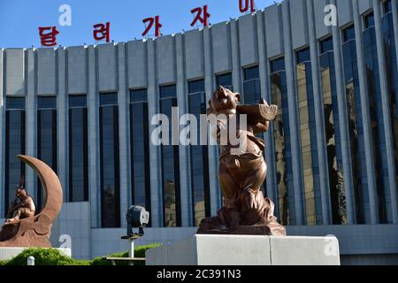 Corée du Nord, Pyongyang - 2 mai 2019 : sculptures de personnages de dessins animés devant la façade Mangyongdae Children's Palace, est un établissement public où pione Banque D'Images