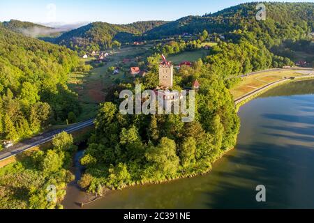 Château médiéval de Tropsztyn dans la petite Pologne, au bord de la rivière Dunajec. Vue aérienne au lever du soleil. Banque D'Images