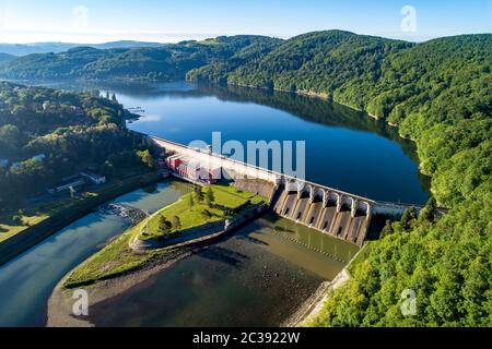 Barrage de Roznow, lac et centrale hydroélectrique sur la rivière Dunajec en Pologne. Vue aérienne. Tôt le matin au printemps Banque D'Images