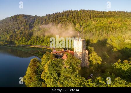 Château médiéval de Tropsztyn dans la petite Pologne, au bord de la rivière Dunajec. Vue aérienne au lever du soleil. Banque D'Images