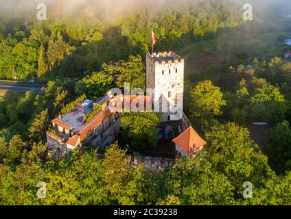 Château médiéval de Tropsztyn à Lesse Pologne, au bord de la rivière Dunajec, avec plate-forme d'atterrissage pour hélicoptères. Vue aérienne au lever du soleil Banque D'Images