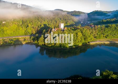 Château médiéval de Tropsztyn dans la petite Pologne, au bord de la rivière Dunajec. Vue aérienne au lever du soleil. Banque D'Images