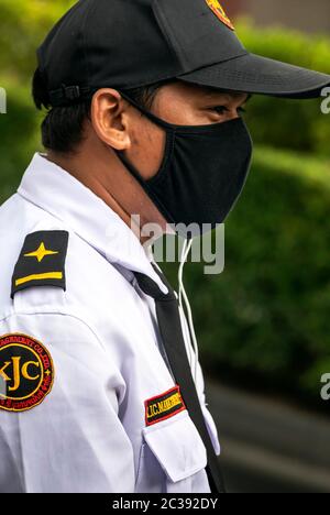 Garde de sécurité portant un masque facial pendant la pandémie Covid 19, Bangkok, Thaïlande Banque D'Images