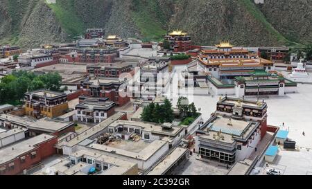 Xiahe. 18 juin 2020. La photo aérienne prise le 18 juin 2020 montre une vue sur le monastère Labrang dans le comté de Xiahe, dans la province de Gansu, dans le nord-ouest de la Chine. Après près de huit ans, la rénovation du monastère Labrang dans la province de Gansu, dans le nord-ouest de la Chine, est presque terminée, avec le corps principal et les fresques de 14 salles de Bouddha restaurées, ont déclaré les autorités locales jeudi. Situé dans le comté de Xiahe, dans la préfecture autonome tibétaine de Gannan, le monastère de Labrang a été construit en 1709 et a été un site national majeur de protection culturelle depuis 1982. Crédit: Chen Bin/Xinhua/Alay Live News Banque D'Images