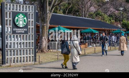 Les gens au café Stabucks à Ueno Park, Tokyo, Japon Banque D'Images