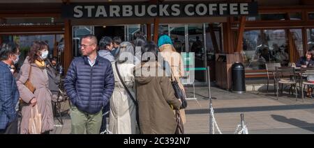 Les gens au café Stabucks à Ueno Park, Tokyo, Japon Banque D'Images