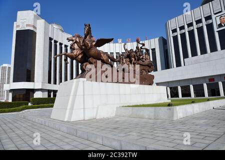 Corée du Nord, Pyongyang - 2 mai 2019 : sculpture devant la façade Mangyongdae Children's Palace, est un établissement public où le pionnier peut s'engager dans le ext Banque D'Images