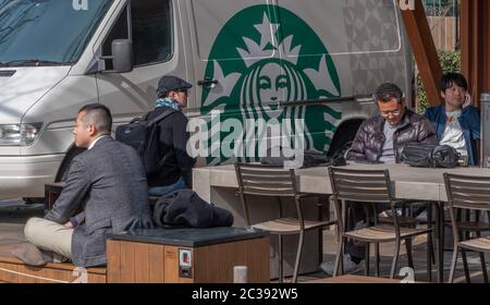 Les gens au café Stabucks à Ueno Park, Tokyo, Japon Banque D'Images