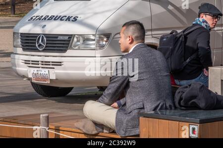 Les gens au café Stabucks à Ueno Park, Tokyo, Japon Banque D'Images