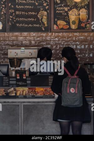 Les gens au café Stabucks à Ueno Park, Tokyo, Japon Banque D'Images