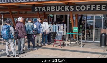 Les gens au café Stabucks à Ueno Park, Tokyo, Japon Banque D'Images