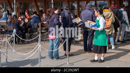 Les gens au café Stabucks à Ueno Park, Tokyo, Japon Banque D'Images