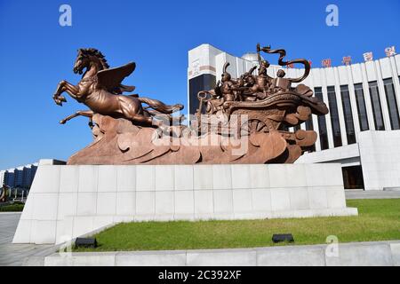 Corée du Nord, Pyongyang - 2 mai 2019 : sculpture devant le palais des enfants de Mangyongdae, est un établissement public où les membres pionniers peuvent s'engager dans ex Banque D'Images